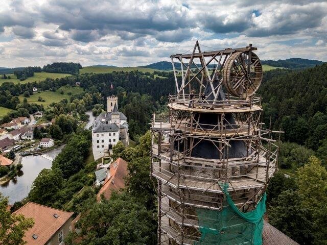 Při obnově byla využívána replika středověkého jeřábu.