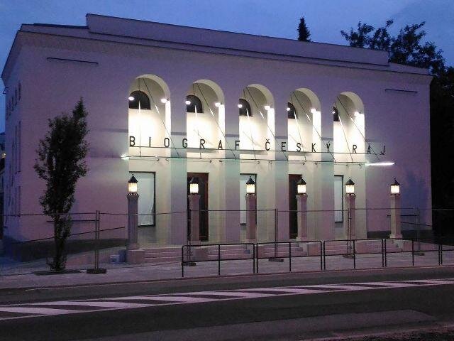 Biograf Český ráj při nasvícení v noci