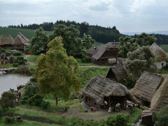 Vesnice v podhradí s věrným ztvárněním krajiny