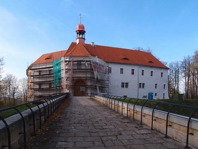 Základní stavební konstrukce jsou raně gotické s výraznějšími barokními a klasicistními úpravami.