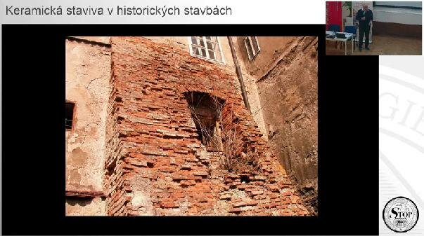 Poškozený opěrák na hradě Křivoklát