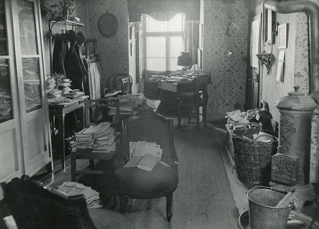 Kancelář muzejního kustoda v prostorách domku v hradním příkopu kolem roku 1935