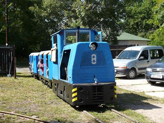 Lokomotiva BN30R vjíždí 18. 8. 2012 s osobním vlakem do stanice Soos, vagonky jsou již vlastní, modře natřené.