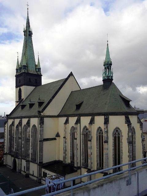 Pohled na kostel ze střešního parkoviště obchodního centra Forum