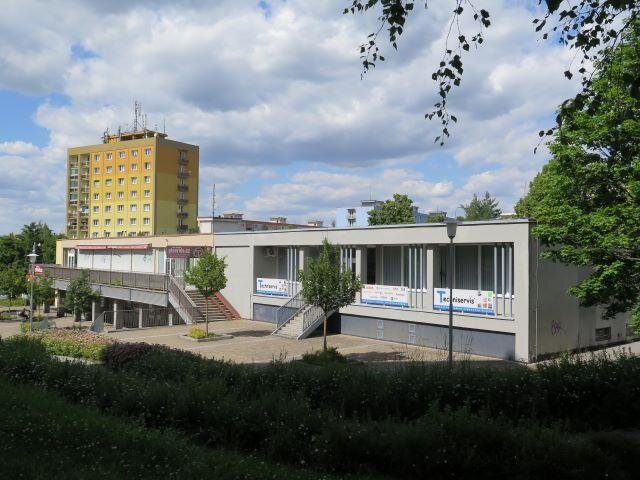 Plzeň-Doubravka, obytný soubor A, občanská vybavenost sídliště, dnes prodejna Norma, v pozadí bytový dům Na Dlouhých