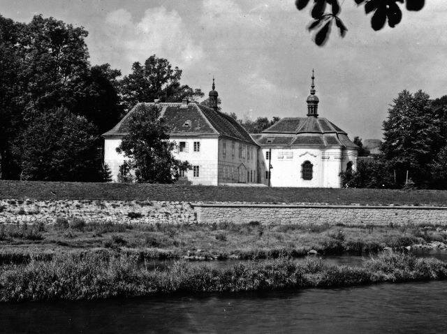 Koloděje - zahrázovaný zámek, 1963