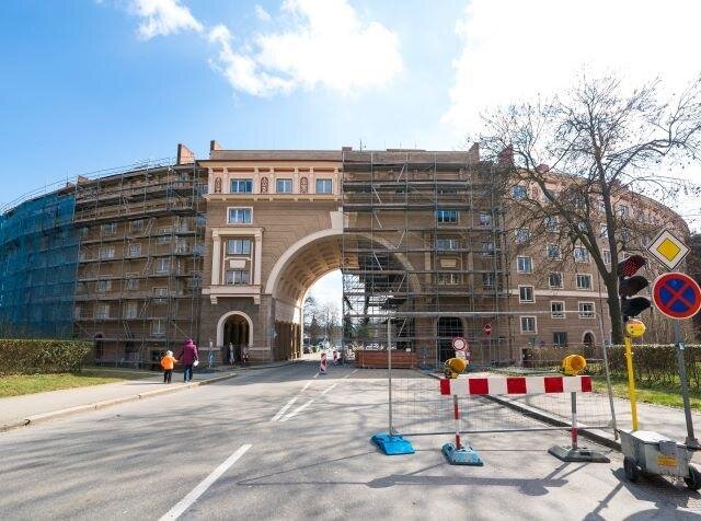 Oblouk představuje vstupní bránu do městské části Ostrava-Poruba.