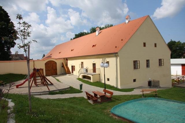 Na nádvoří muzea bylo vybudováno také dětské hřiště.