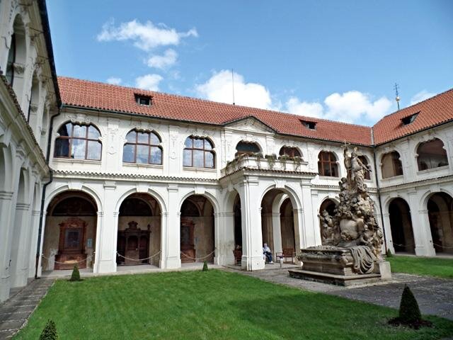 Společnost realizovala specifické okenní výplně otvorů s půleliptickým záklenkem arkádových oblouků prvního patra dvorních průčelí pražské Lorety.