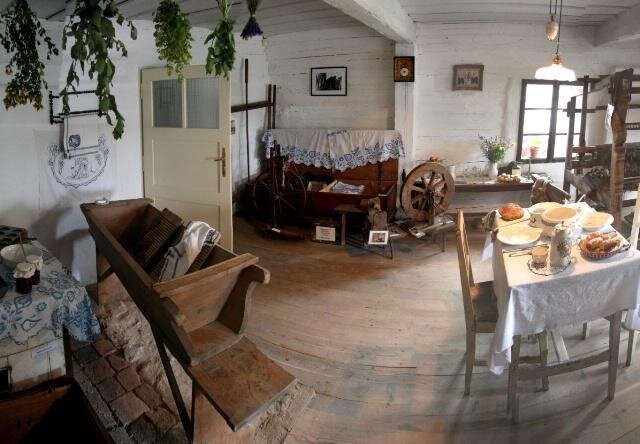 Skanzen Zichpil - panorama světnice.