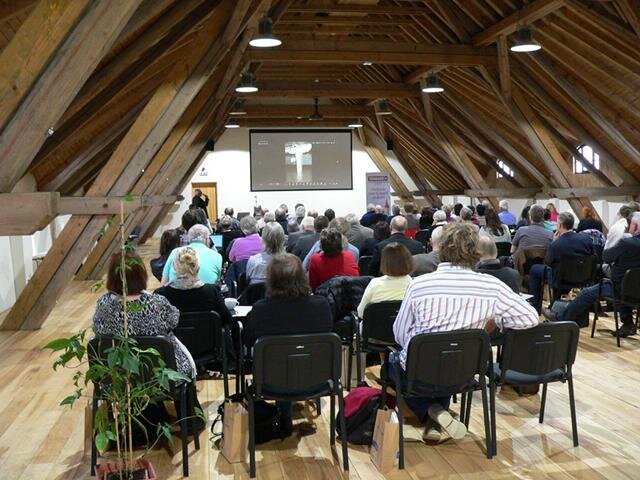 Loňská konference proběhla v Telči. Zdejší opravený Panský dvůr přivítal konferenci s  tématem historických sýpek.