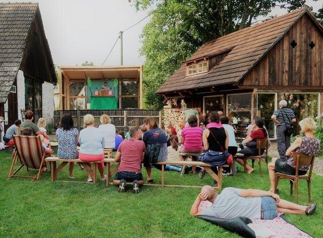 Chalupa pod lípou funguje jako malá rodinná firma, která rozmanitými akcemi, programy a produkty nabízí možnost nahlédnout do způsobu života rodiny.
