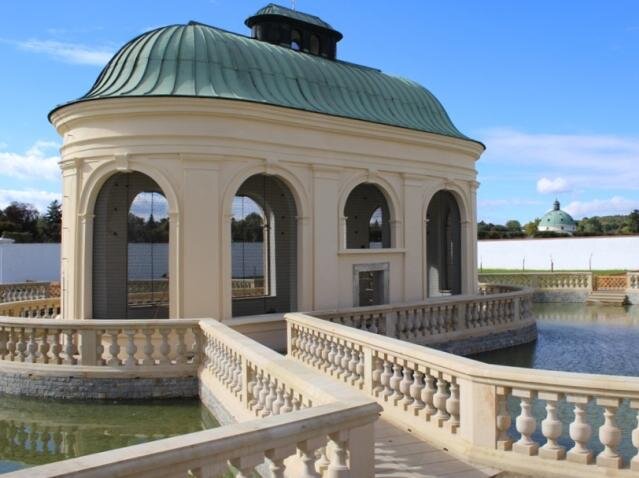 Prestižní zakázkou pro společnost Kámen Ostroměř byly balustrády v Květné zahradě v Kroměříži, památce UNESCO.