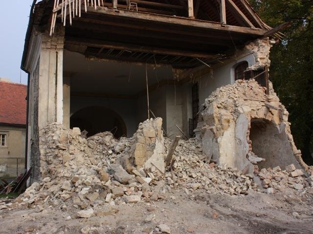 Pohled do kostela po zřícení věže 