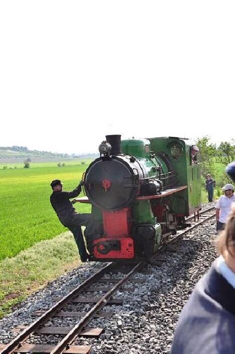 Jízda vlakem je turisticky atraktivní a je o ni velký zájem.