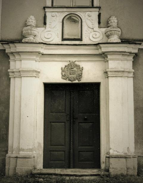 Vstupní dveře na snímku z roku 1985