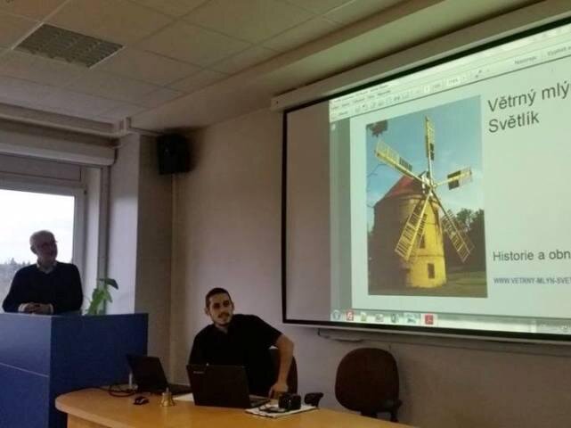 Architekt Ivo Koukol hovoří o projektu obnovy mlýna ve Světlíku. Konferenci moderuje Michal Horáček (sedící).