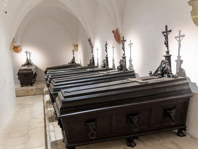 Ke kostelu byla přistavěna hrobka Mitrovských, v níž najdeme ostatky členů tohoto rodu v 19 litinových sarkofázích.