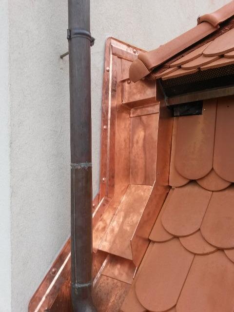 Detail ukončení střechy a klempířské práce na budově Okresního soudu v Nymburce