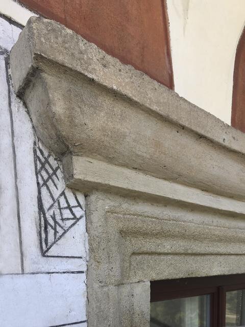 Detail sgrafitové výzdoby s částí okna