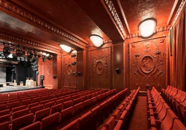Divadlo Rokoko přivítalo první diváky 25. prosince 1915. Rekonstruovaný divadelní sál je bohatý na štukovou výzdobu.
