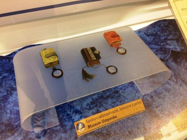 Tiskárna vydala také miniaturní korány v safiánové vazbě, želvovině a perleti.