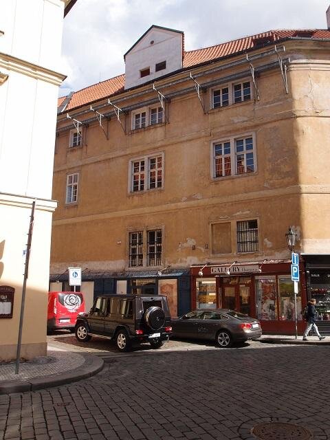 Součástí záměru je i oprava poškozené fasády situované do Jalovcové ulice s restaurováním výkladců.