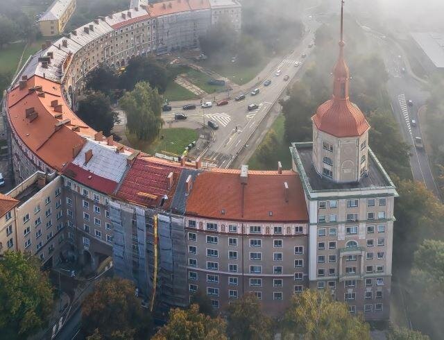 Letecký snímek z průběhu rekonstrukce střech