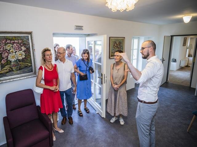 Architekt projektu během prohlídky