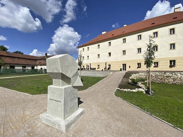 Revitalizované jižní zahrady se sochou sv. Augustina od Jiřího Trojana 