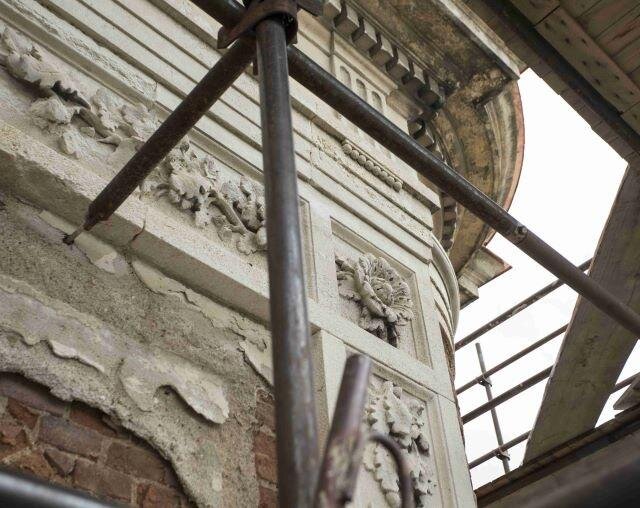 Detail poškozené štukové výzdoby