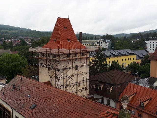 Obnova střechy znamenala i komplikovanou stavbu lešení.