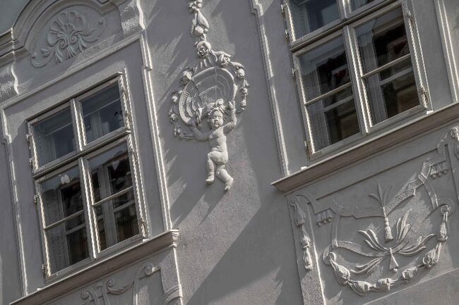 Detail obnovené štukové fasádní výzdoby