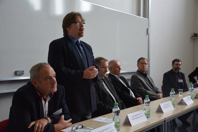 Zahájení konference za účasti vedoucích pracovníků pořádajících organizací