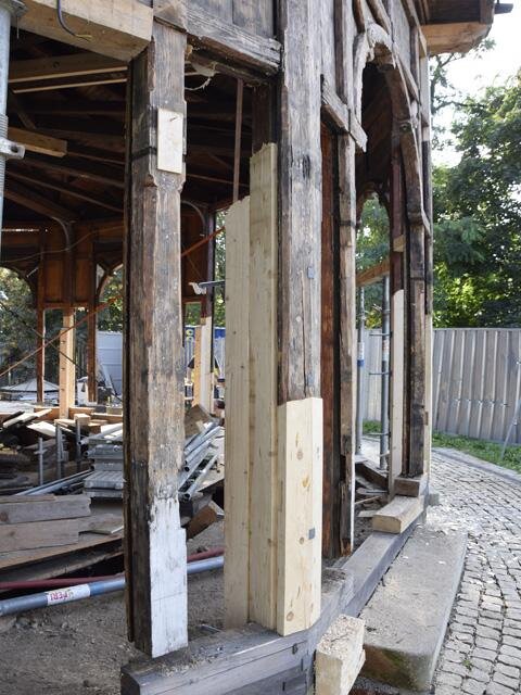 Jedná se o novorenesanční dřevěný pavilon.