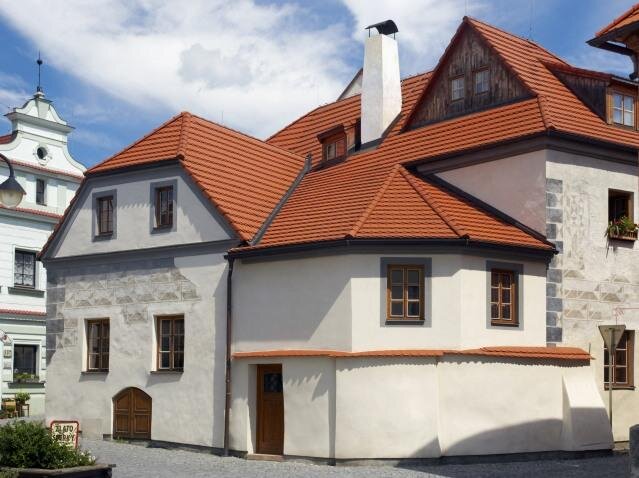 Bobrovky jsou vhodné i pro střechy historických měšťanských domů. Na snímku je dům v Táboře.