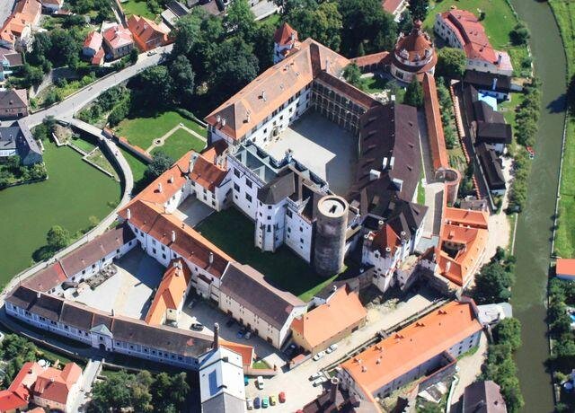 Letecký pohled na areál hradu a zámku Jindřichův Hradec