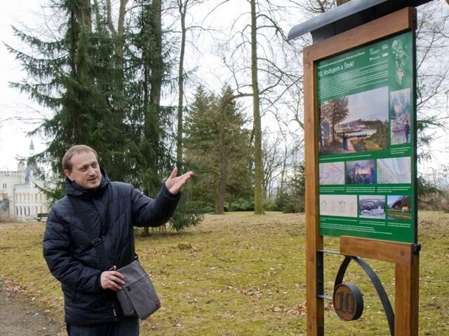 Spoluautor Ing. Marek Ehrlich představuje poslední panel naučné stezky.