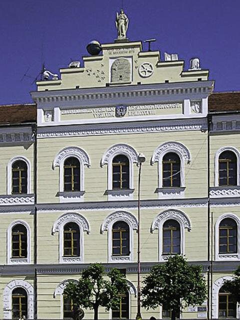 Klasicistní průčelí s atikovými štítky a bohatou štukovou ornamentální výzdobou