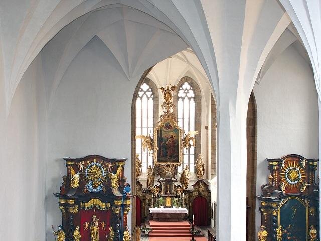 Interiér kostela sv. Petra a Pavla s oltářem