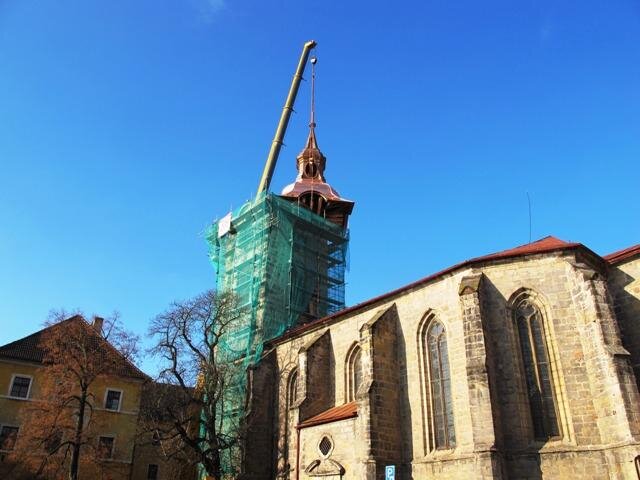 Transport opravené kopule jeřábem na věž kostela sv. Ignáce z Loyoly