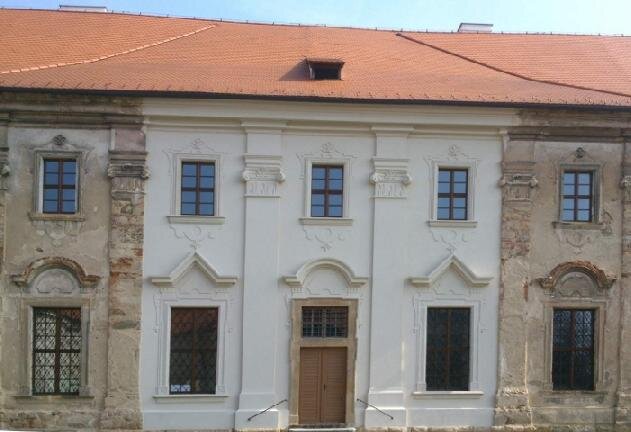 Opravená část fasády kláštera