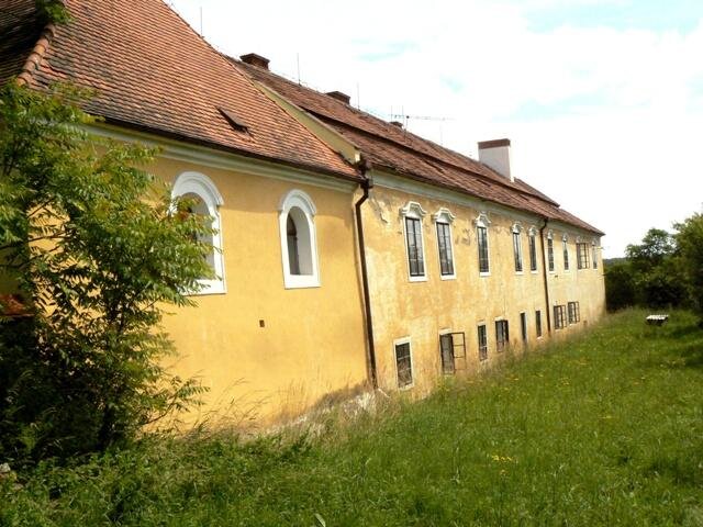 Na zámku Dražíč čeká na renovaci ještě jižní strana zámku přiléhající k jabloňovému sadu.