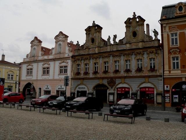 Na Karlově náměstí v Kolíně vedle sebe stojí dva měšťanské domy. Tomu vpravo se říká dům U Zlatého lva, protože je vyzdoben postavou lva držícího zeměkouli.