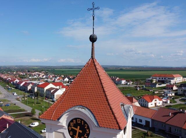 Bobrovky Tondach na věži kostela