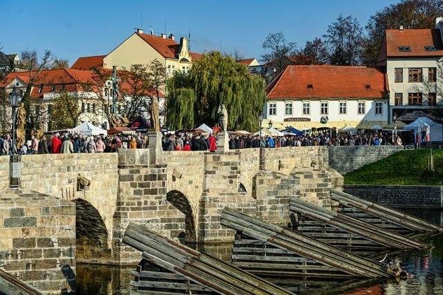 Slavnosti na Kamenném mostě a předpolí domu U Slona jsou velmi oblíbené.