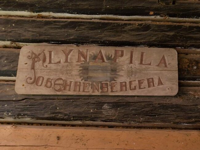 Mlýn zdědila současná majitelka po babičce, manželce posledního vyučeného mlynáře Josefa Ehrenbergera. Ten by měl jistě radost, jak s majetkem naložila.