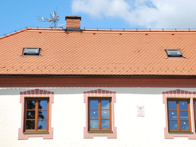 Do exponované části střechy byly vsazeny dva kusy čtvercových historizujících střešních oken Solara KLASIK.