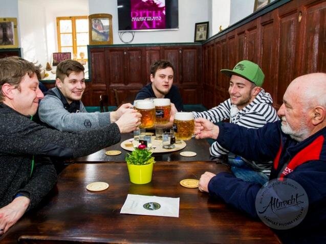 Pivo z pivovaru Frýdlant nejlépe chutná v kruhu přátel.