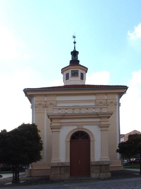 Kaple je zakončena charakteristickou věžičkou.